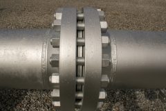 Joint of two flanges by bolts and nuts